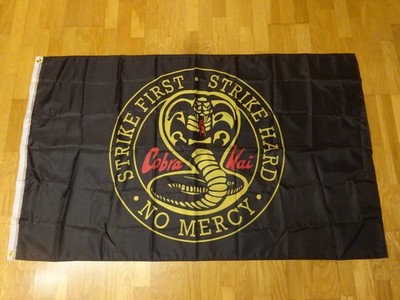 Cobra Kai Flagge TOP - 90×150 cm   Strike First   Karate   TV Serie