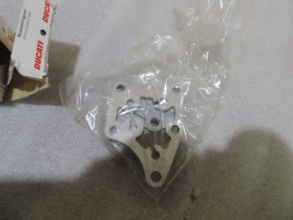 Ducati 24710801AA Vert. Средняя крышка головки ST4/00 - Изображение 3 из 4