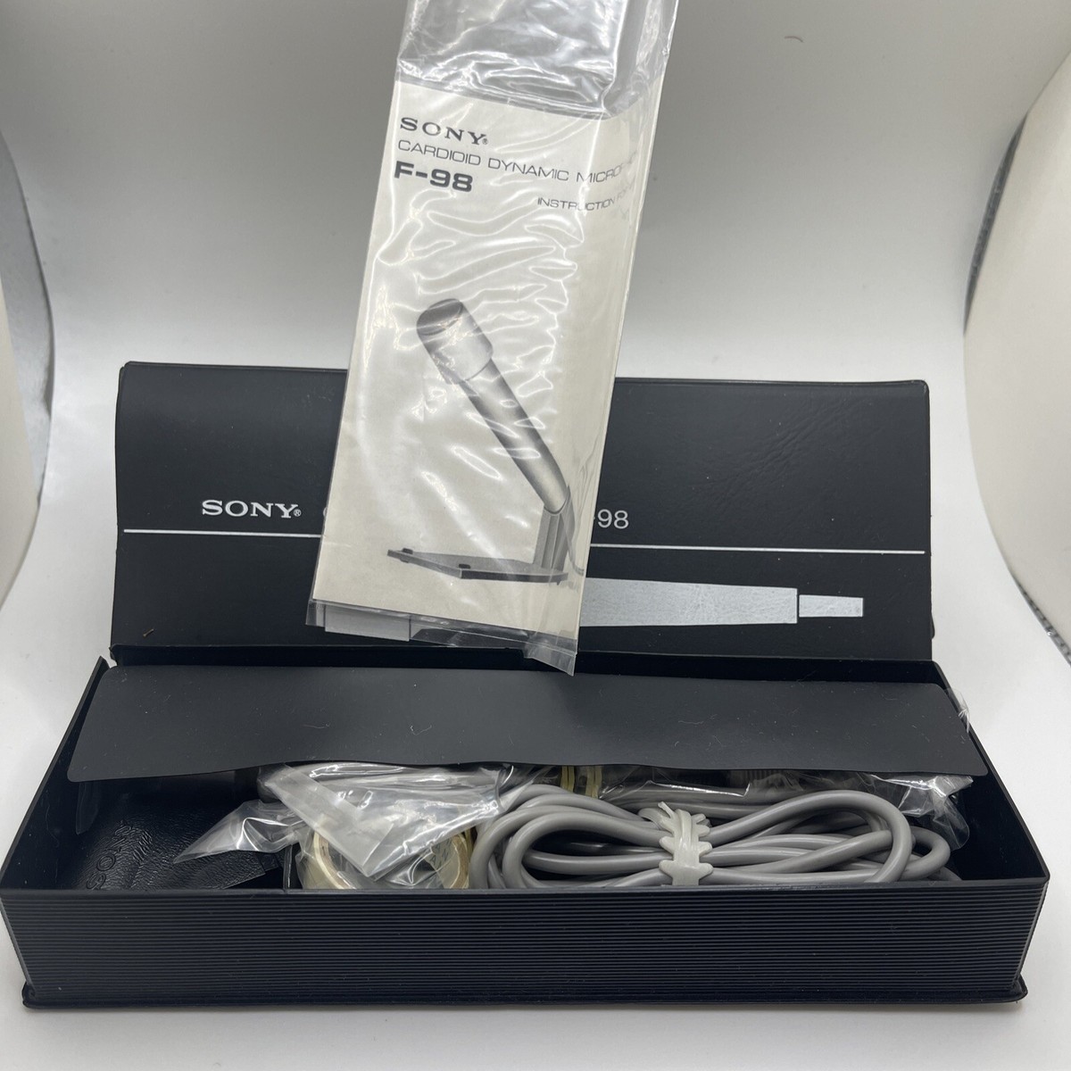 Microphone Sony vintage milieu du siècle dans sa boîte F-98
