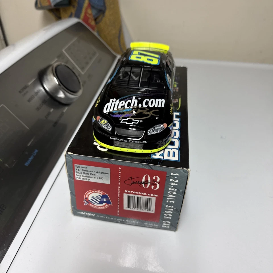 **AUTOGRAFIADO** 1:24 2003 Kyle Busch #87 ROOKIE Ditech por acción 1 de 2.400  Foto 3 de 4