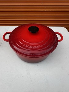 Le Creuset Red Cast Iron Round Casserole Pan/Pot with Lid 5.5 qt 26 cm