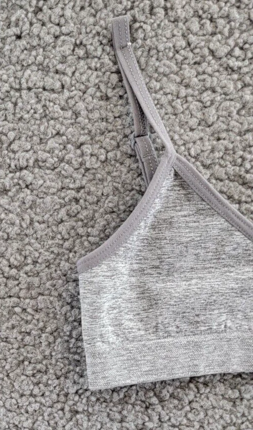 Sujetador corto sin costuras Maidenform para niñas gris jaspeado banda elástica correa ajustable Foto 3 de 4