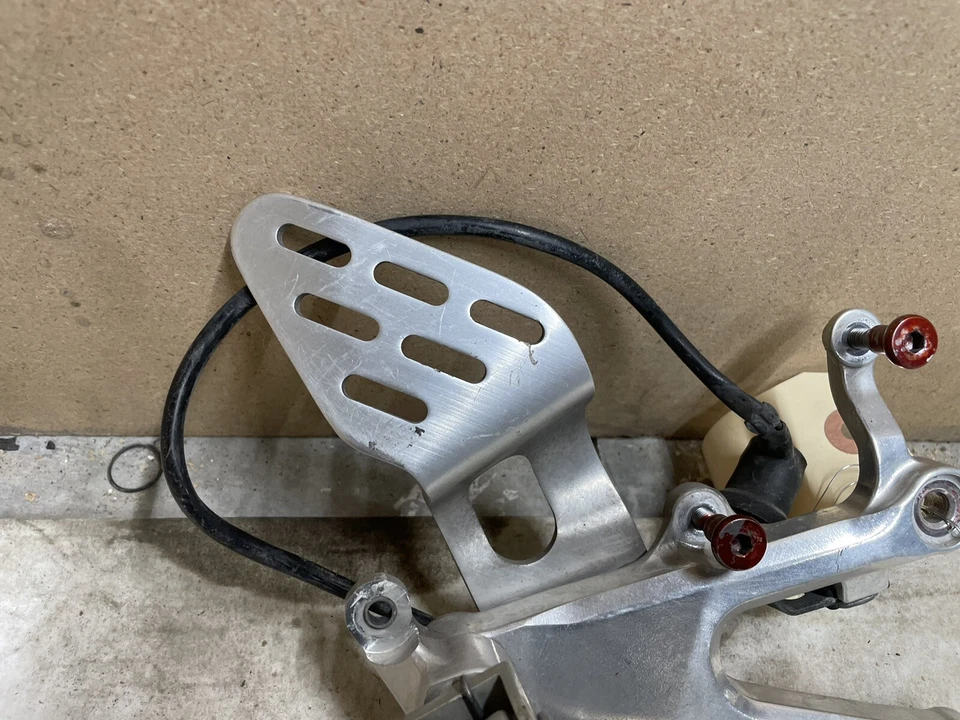 03-05 06-09 R6S 2005 Yamaha YZF R6 Juego trasero derecho soporte de freno clavija de pie Foto 2 de 4