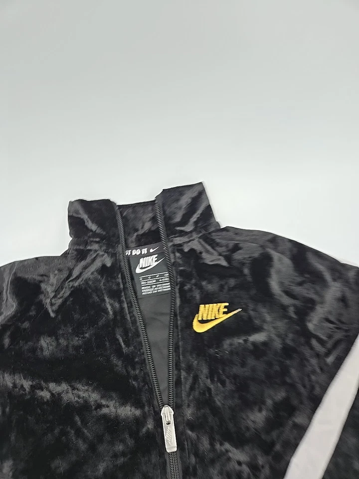 Nike Traje de Pista Negro Terciopelo Aplastado Cremallera Conjunto Swoosh Niños Talla Pequeña 4-5 Años Foto 2 de 4
