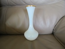 ancien vase  en opaline légèrement crème  et cerclage laiton 20 cm