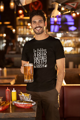 I'm Holding A Beer So Yeah Pretty Busy Bio T-Shirt Papa Vatertag Weihnachtsbier