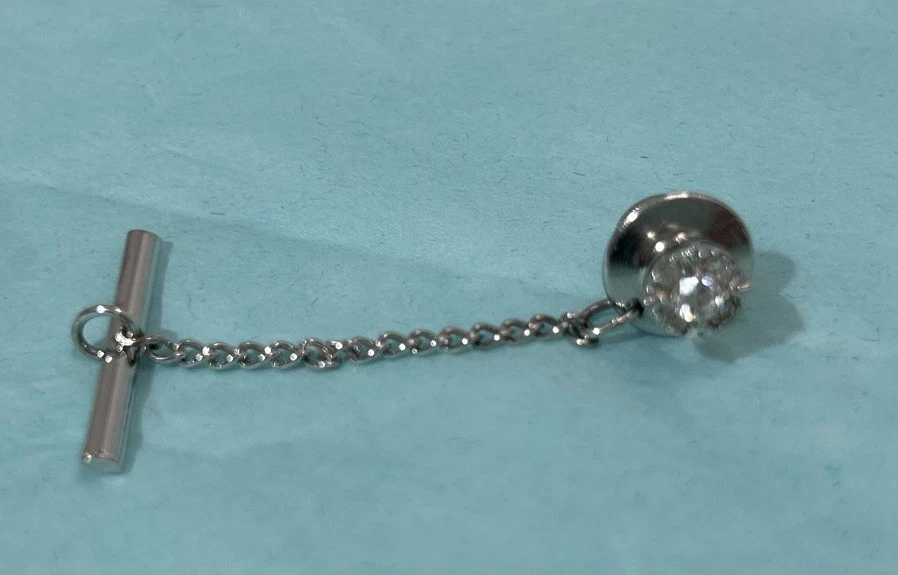 Pin de corbata con racimo de diamantes de oro blanco de 10 quilates clásico estilo solitario tradicional Foto 2 de 4