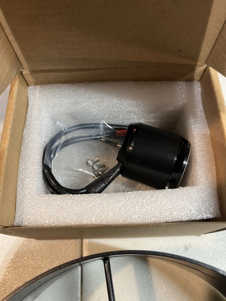 Pro Boat DYNM3954 2080KV : Motor housing 3 props  . Adaptor Aerotrooper  Boat  - Image 2 of 4