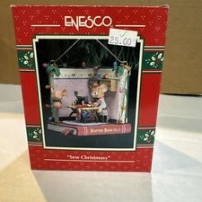 SUPER RARE 1992 ENESCO "SEW CHRISTMASY" MOUSE SEWING MACHINE CHRISTMAS ORNAMENT