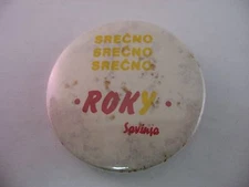 Vintage Foreign Pin Button: SRECNO SRECNO SRECNO Roky Sovinja GOOD LUCK