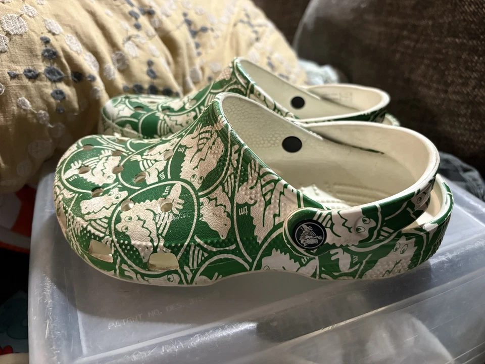 Estampado de cocodrilo blanco y verde Crocs J3 para niños pequeños Foto 3 de 4