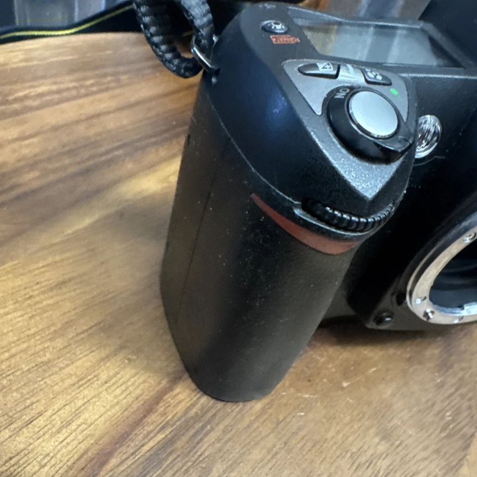 Câmera Digital Portátil Nikon D70 - Para Peças Sem Bateria - Imagem 3 de 4