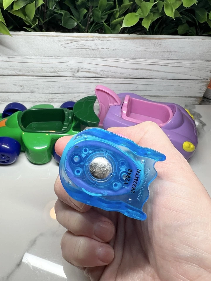 Lote de 2 coches de carreras Bubble Guppies rojo y verde Mattel 2012 Foto 3 de 3