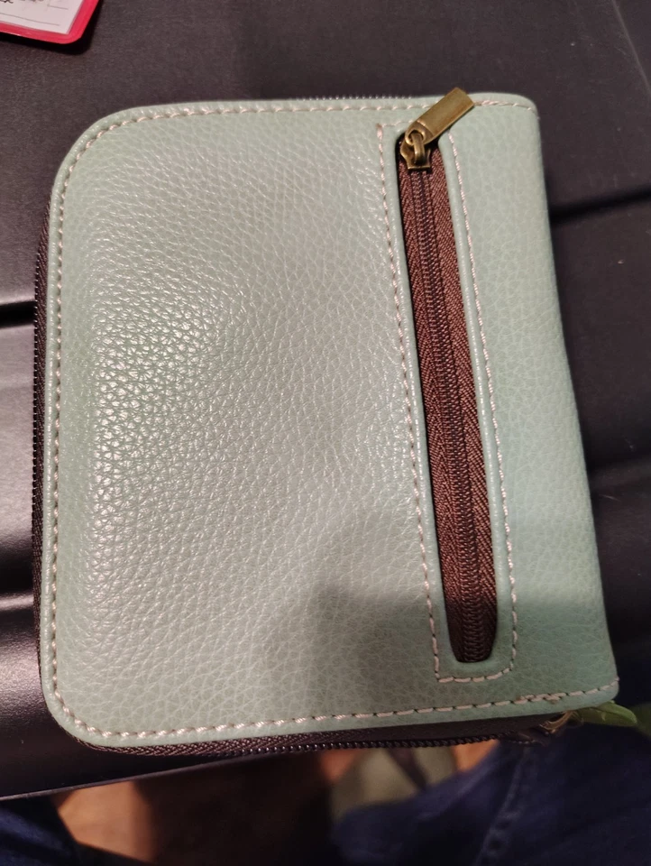 Cartera/muñequera Chala con cremallera alrededor - Bluebird sobre un bonito fondo verde azulado Foto 2 de 3