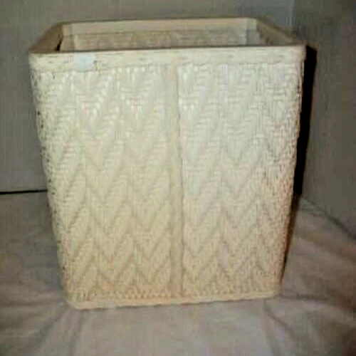 Cesta de basura de mimbre blanca Cottagecore Redmon años 60 etiqueta apenas usada Foto 4 de 4
