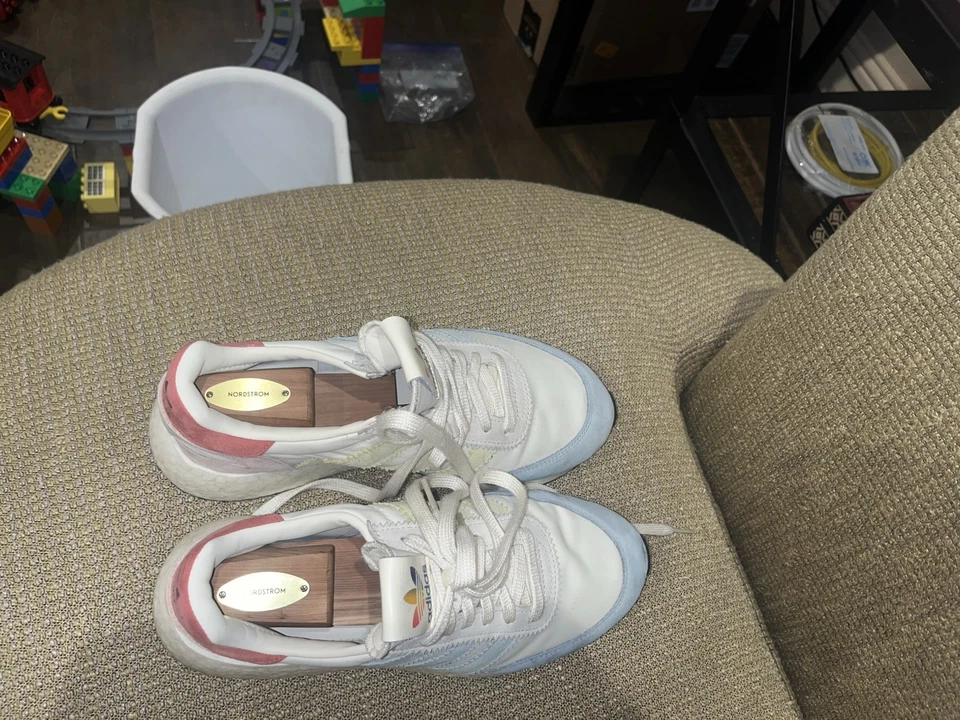 Adidas I-5923 Pride Crema, Blanco y Núcleo - Reino Unido 7 (Estados Unidos 7,5) Rasguños menores sin usar Foto 2 de 4