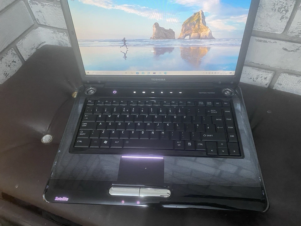 TOSHIBA SATELLITE A300 15.6" LAPTOP CORE 2 DUO WEBCAM 3GB RAM 240GB WIN 10 - Image 2 of 4