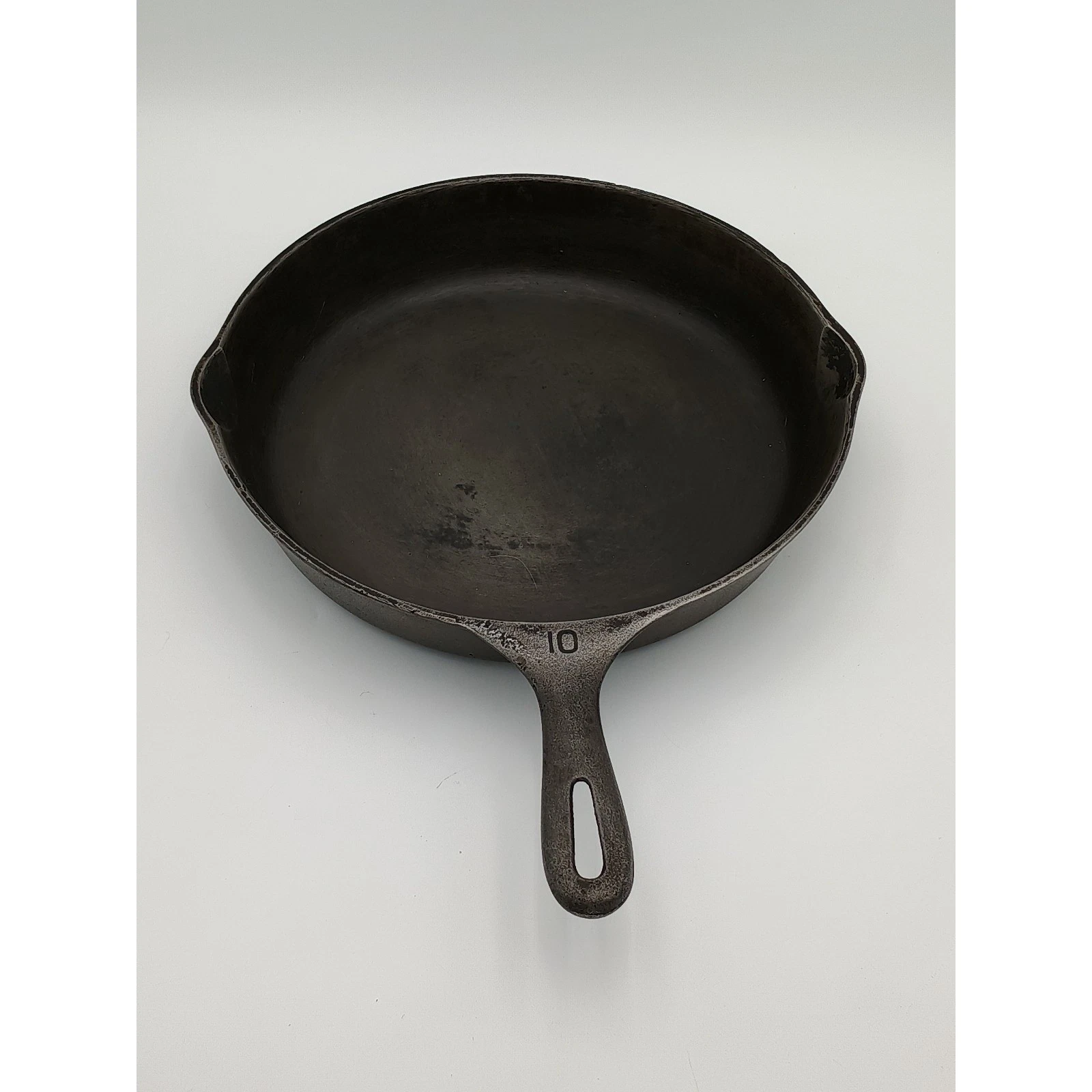 Vintage Unmarked Wagner Cast Iron Skillet No. 10 Skillet - Handle marked 10,V
