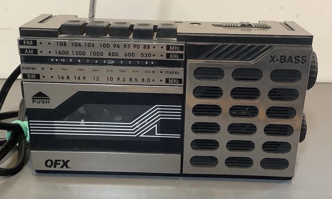 X-BASS QFX J-7 Radio Cassette Recorder AM/FM Radio Tested Works (Read)