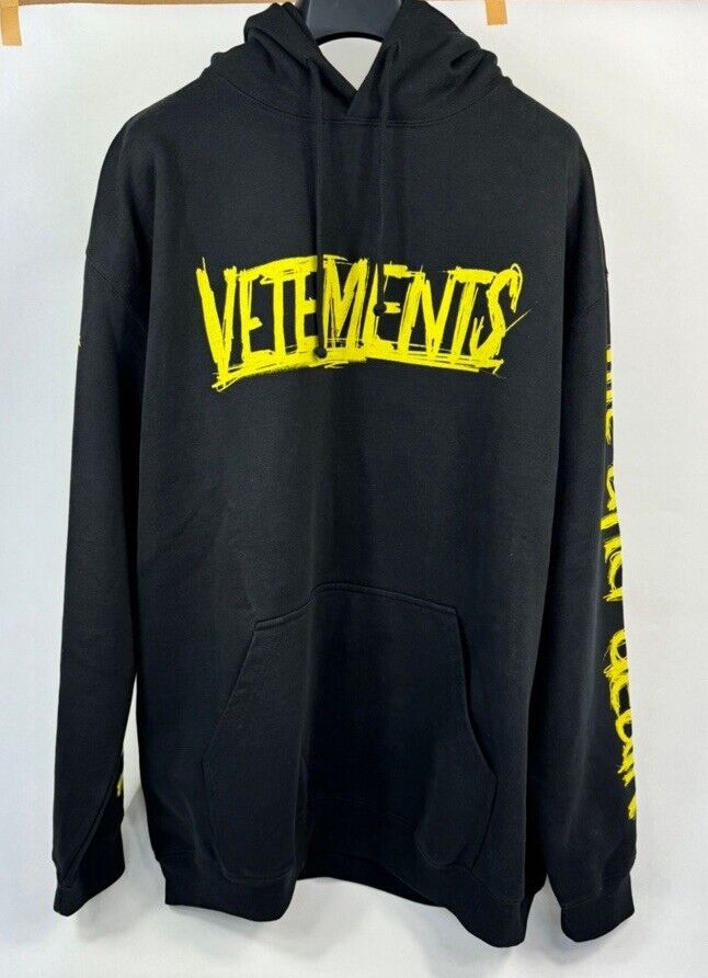 VETEMENTS - VETEMENTS WORLD TOUR OVERISZED HOODIE SIZE: XS VETEMENTS - VETEMENTS WORLD TOUR OVERISZED HOODIE SIZE: XS