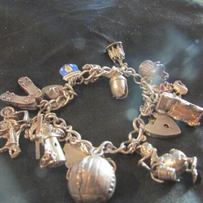 Vintage massiv Silber Bettelarmband &17 Silber Charms, Öffner, Emaille selten 58g