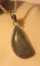 Handsome Line-Bevel Rim Veined Moss Green Stone Silverplated Pendant Necklace