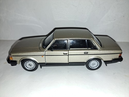 VOLVO 240 GOLD, CUSTOM MADE RIGHT HAND DRIVE, 1:24 DIECAST MODEL - Picture 7 of 13