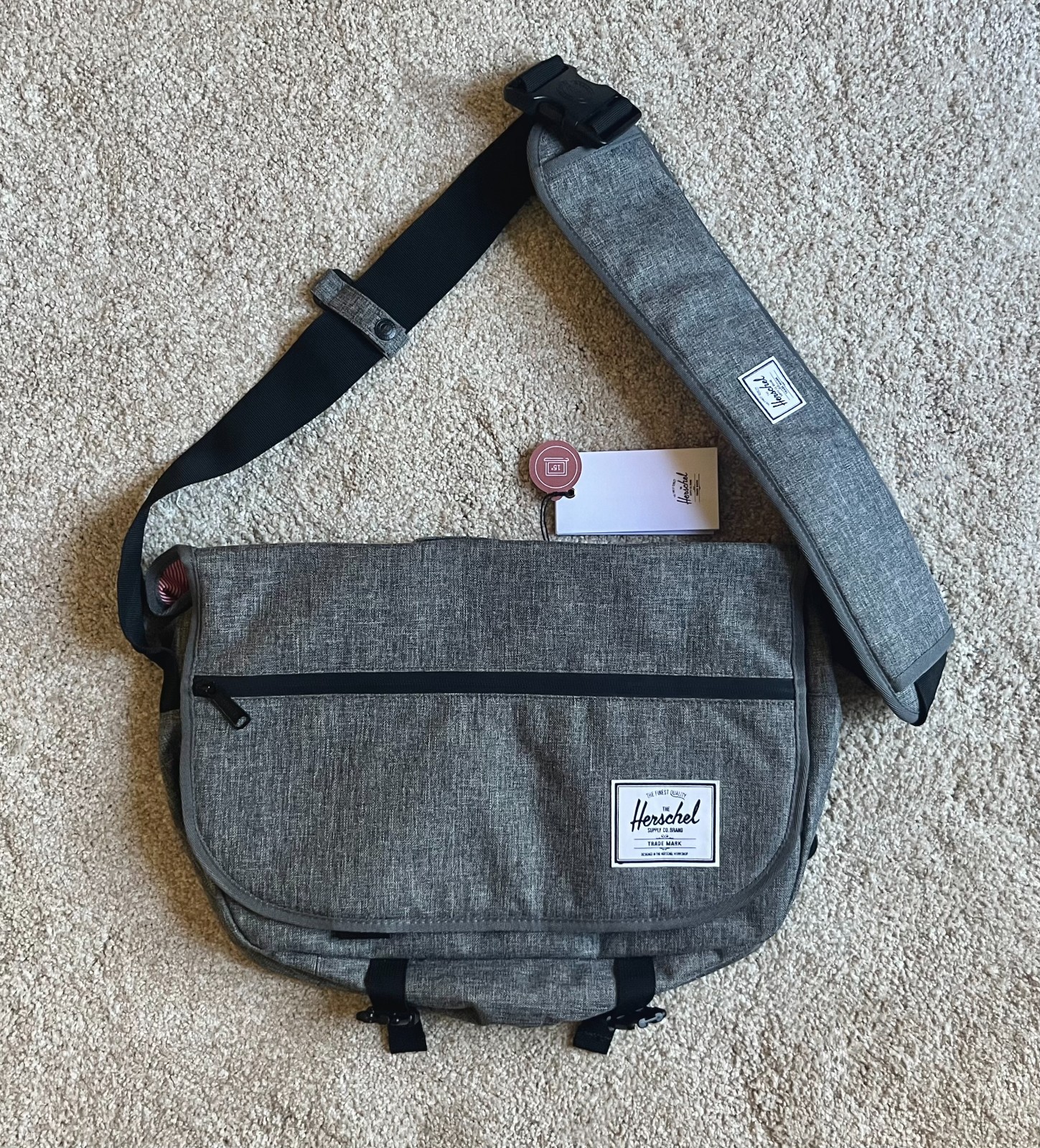 NUEVO CON ETIQUETAS HERSCHEL Pop Quiz Bolso Mensajero Bandolera Mediano Cuervo Crosshatch Gris 16"