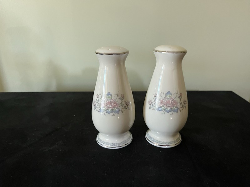 PAIR LENOX CHARLESTON SALT & PEPPER SHAKERS 4 3/4" EXC