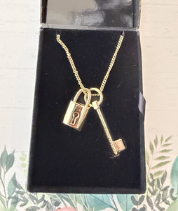 Authentic VICTORIA SECRET LOCK & KEY SCANDALOUS GOLD PLATED 20” NECKLACE IN BOX