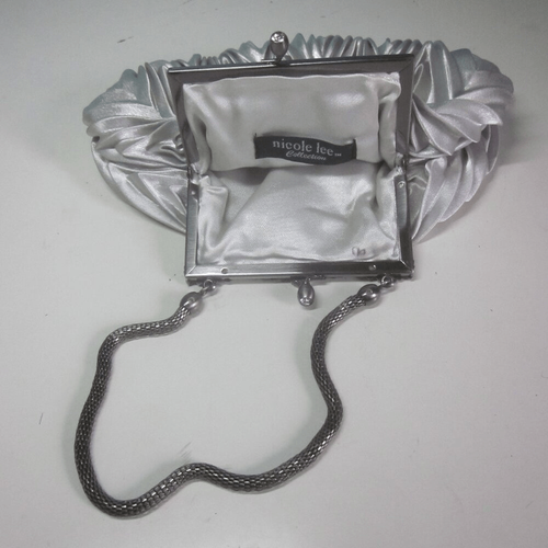 Nicole Lee Collection Silver Cloth Purse Silver Metal Chain Kisslock Clasp Top - Picture 4 of 10