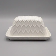MOSAIQUE BY CIROA IVORY/OFF WHITE STONEWARE LIDDED BUTTER DISH BRAND NEW