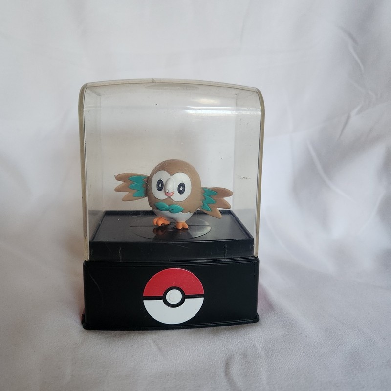 Pokemon Select Collection Series 1 Rowlet Figure In Display Case