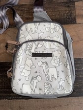 Eslinga entrecruzada con fondo de pepinillo de petunia - Winnie the Pooh Piglet Tigger gris