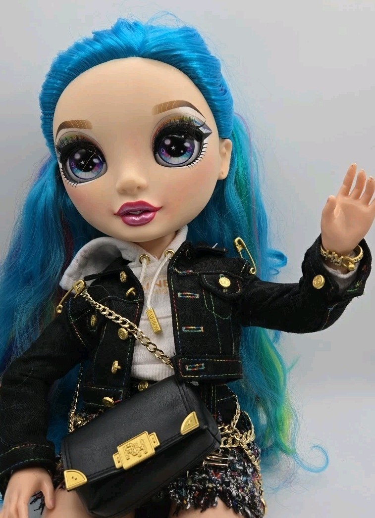 Muñeca de moda MGA Rainbow High Amaya Raine My Runway Friend 24" con atuendo y cartera