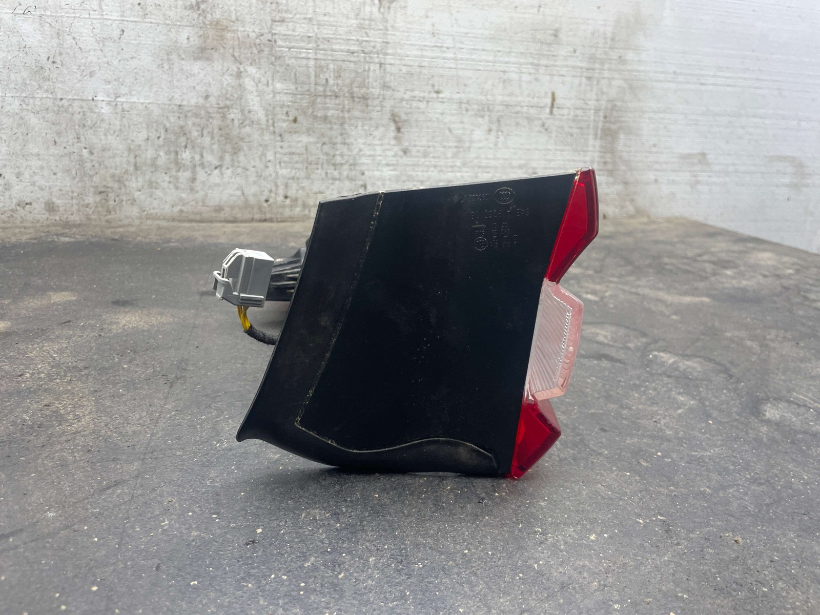 2017-2021 MASERATI LEVANTE M161 REAR LEFT QUARTER PANEL TAIL LIGHT | RED *CHIP*