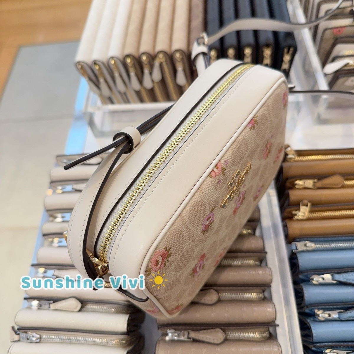 COACH ビジュー付きバッグ ベージュとネイビー NWT Coach Mini Jamie Camera Bag In Signature Canvas With Floral