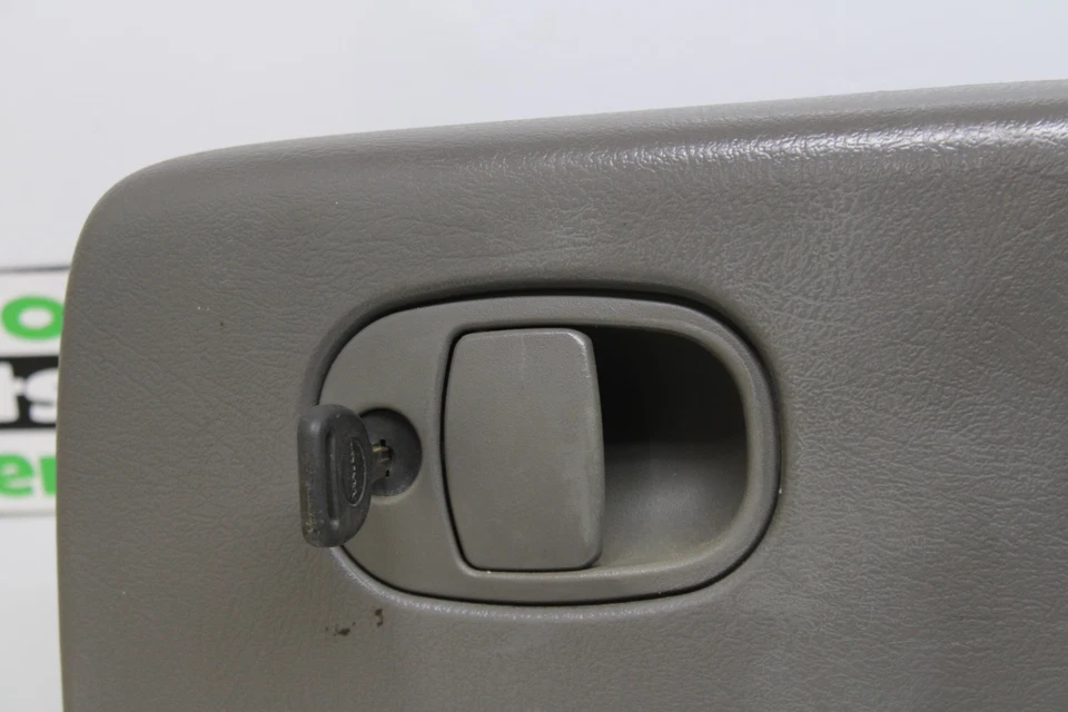 02-05 Trailblazer Envoy - Guantera gris pestillo de puerta y manija desbloqueada con llave Foto 2 de 4