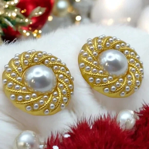 Tachuelas grandes redondas incrustadas con perlas Alexis Bitta. Venta al por menor $168 Foto 3 de 4