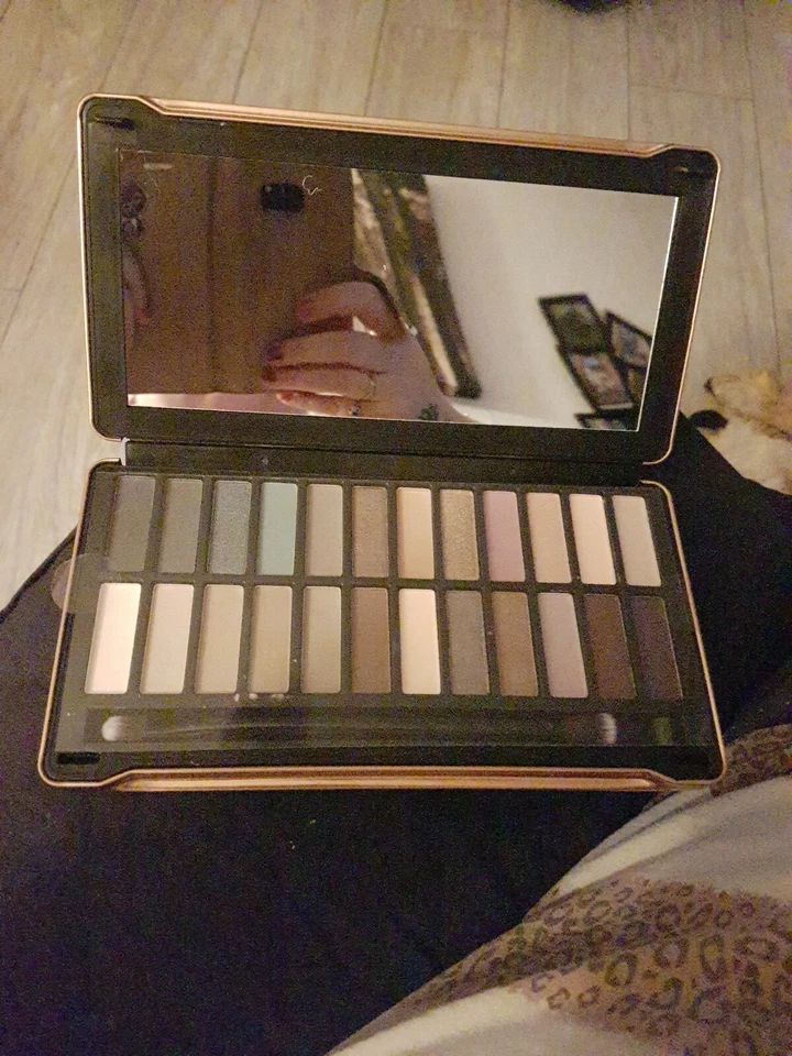 Technic Eyeshadow Treasury 2 with double ended brush and mirror. - Image 3 of 4