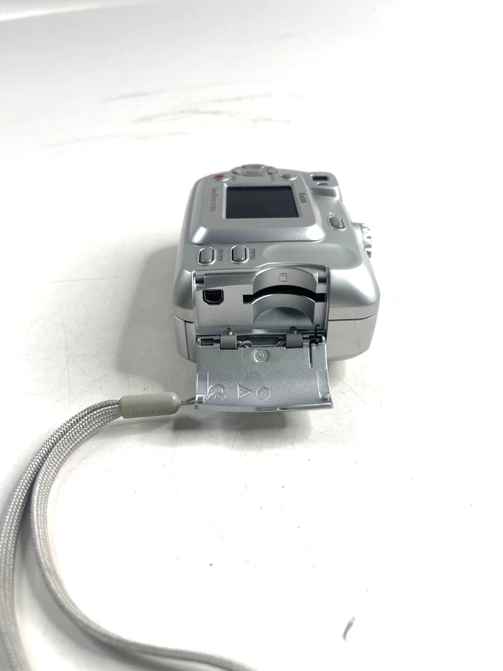 Kodak Easy Share CX7300 Digitalkamera silber 3,2 Megapixel - Bild 2 von 4