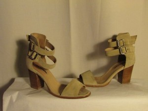 Sandales en suédine beige à plateforme compensée