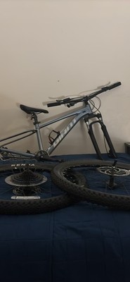 (Giant Talon 2 GE 27.5 Size s MTB Bike) comes with exclusive tire $65 pump.
