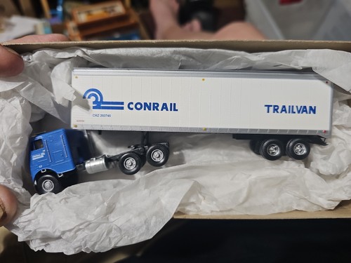 Tractor Athearn escala HO 5493 con remolque de 40 pies Conrail | Condition: New
