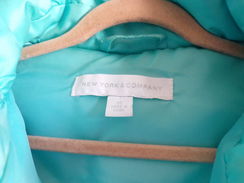 Chaleco acolchado verde menta con cremallera New York & Company talla pequeña para mujer Foto 4 de 4