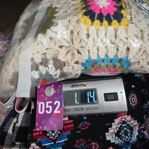 Suéter Cuadrado Davis & Dani Crochet Knit Granny XL Corre Ajustes Pequeños Medianos - Imagen 12 de 12