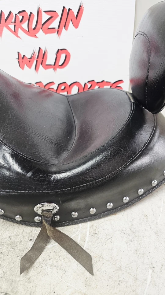 Suzuki Boulevard C109RT 2008 Mustang asiento del conductor ancho con tachuelas con respaldo Foto 4 de 4