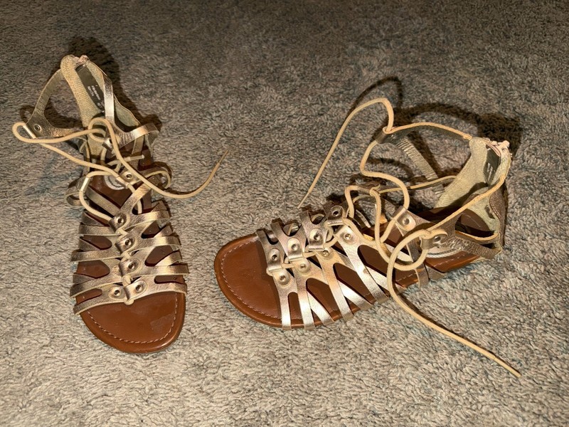 Stevie’s~Girls Strappy Gladiator Gold Sandals   Sz 4