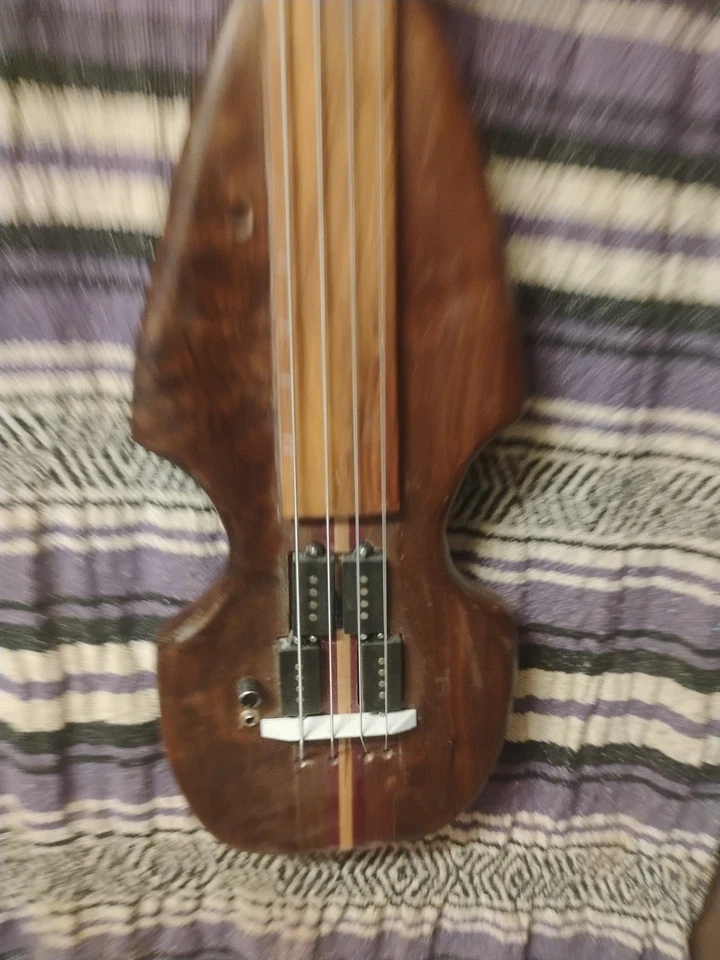 Bajo EUB sin trastes para mano derecha 4 cuerdas nogal Wishbass 34" escala jabonera Foto 2 de 4