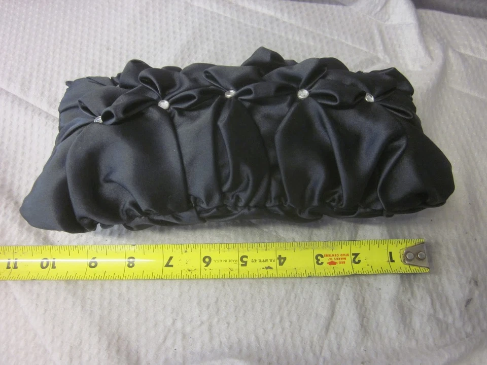 Bolso sin asas Steve Madden satinado negro estrás con volantes 12" billetera muñeca Foto 4 de 4